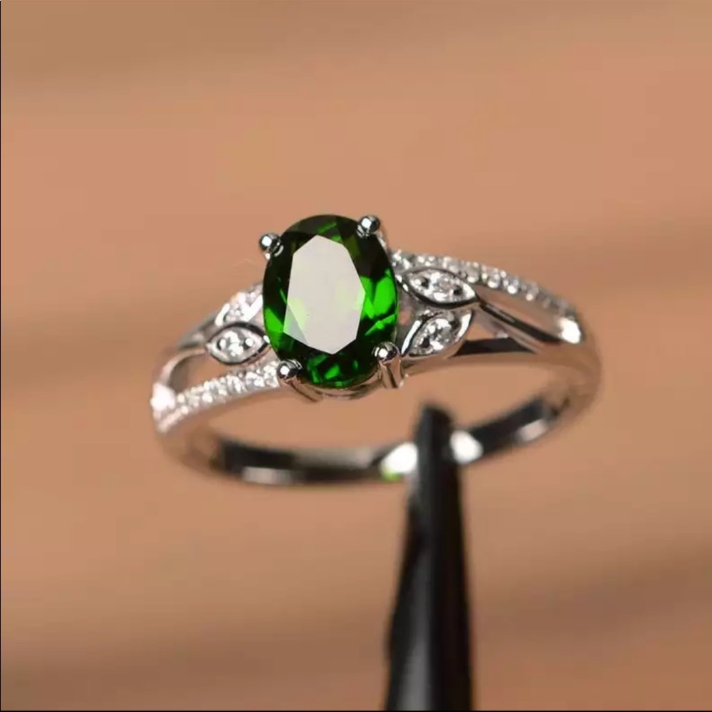 New Women’s 925 Silver Emerald Ring
